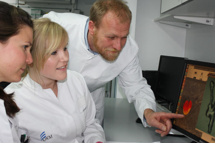 Dr. Thomas Vogl (rechts) ist Immunologe und untersucht im gemeinsamen Projekt mit Radiochemiker Dr. Andreas Faust und Bildgebungsexperte Dr. Sven Hermann die Entzündung von Herzkranzgefäßen, hier im Bild gelb leuchtend dargestellt.