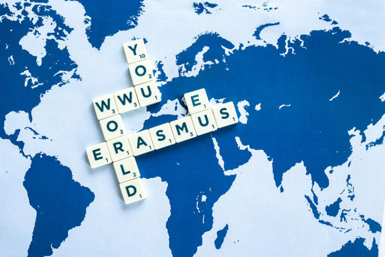 Weltkarte mit Scrabbel-Buchstaben