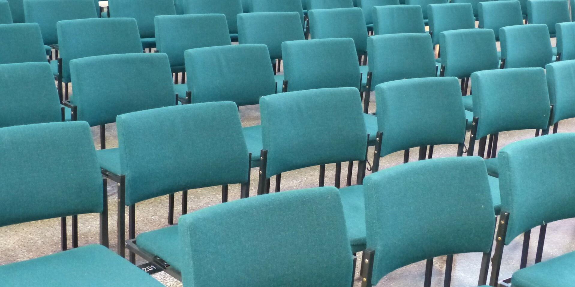 Reihen von türkisfarbenen Stühlen