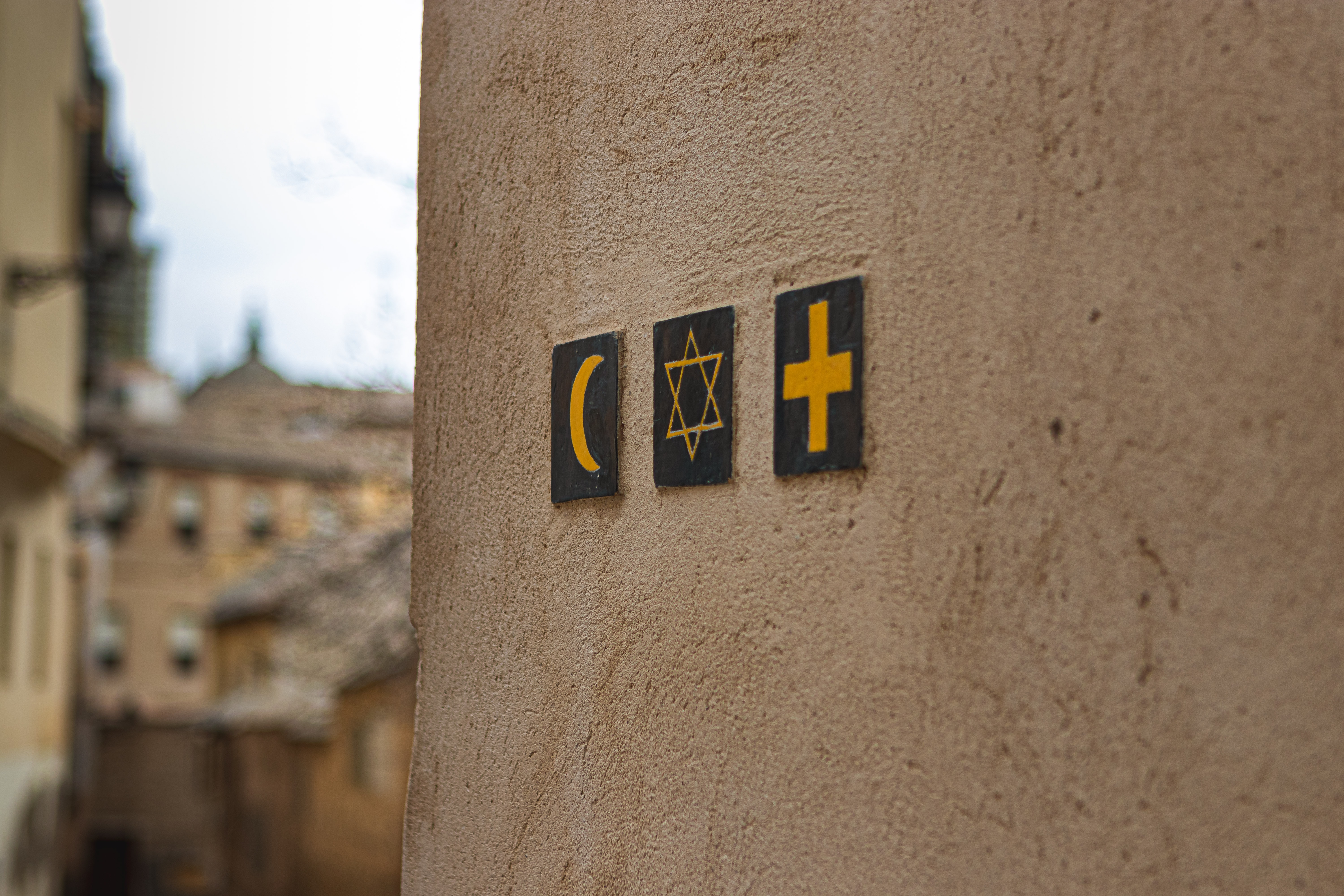 Ein Bild der Symbole des Christentum, Islam, Judentum